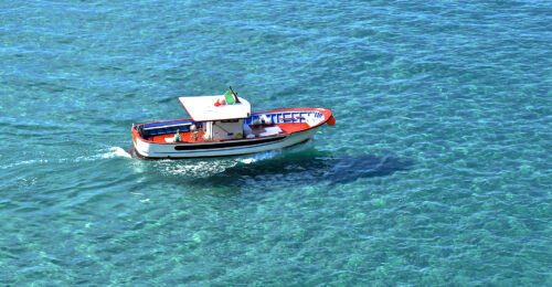 Vista dall'alto della barca per escursioni Maria Consiglia